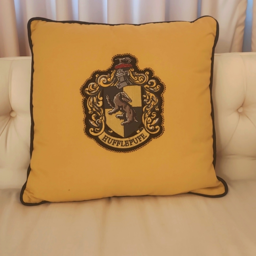 Pottery Barn teen Harry Potter Hufflepuff limited edition accent pillow